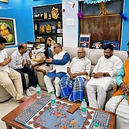 Shadab Shams meeting a member of Dr APJ Abdul Kalam's family at the family residence