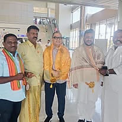 Shadab Shams with Jamal Siddiqui being received at Dr APJ Abdul Kalam airport, Tamil Nadu
